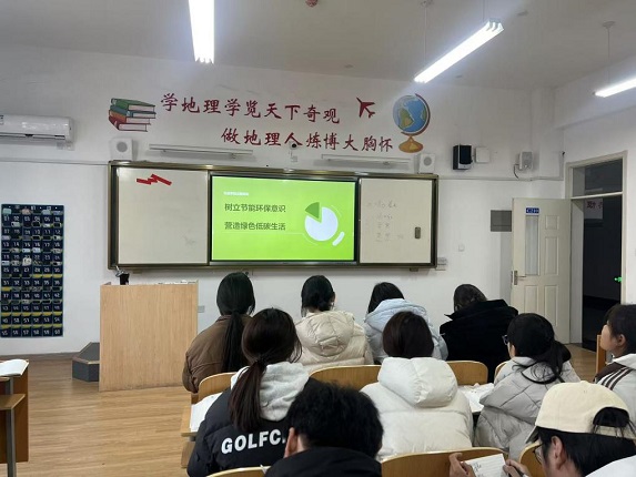 1734596119647972.jpg 开会.jpg